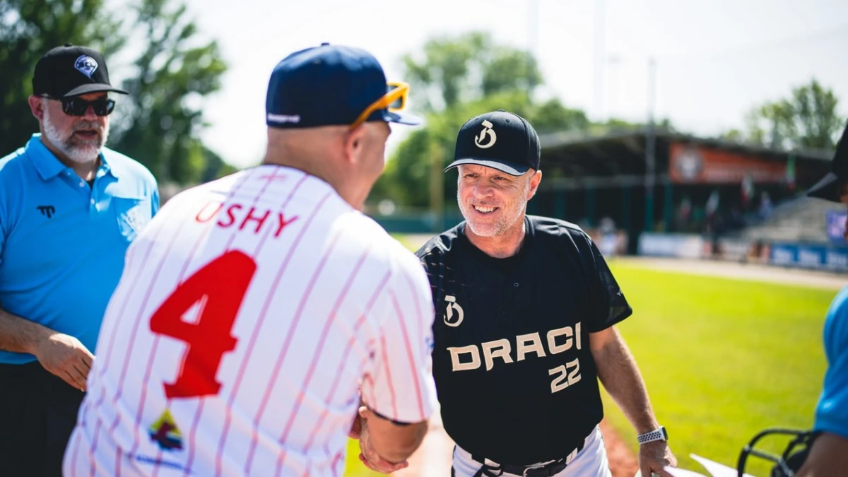 Coaches Ushy en Capka wensen elkaar een goede wedstrijd.